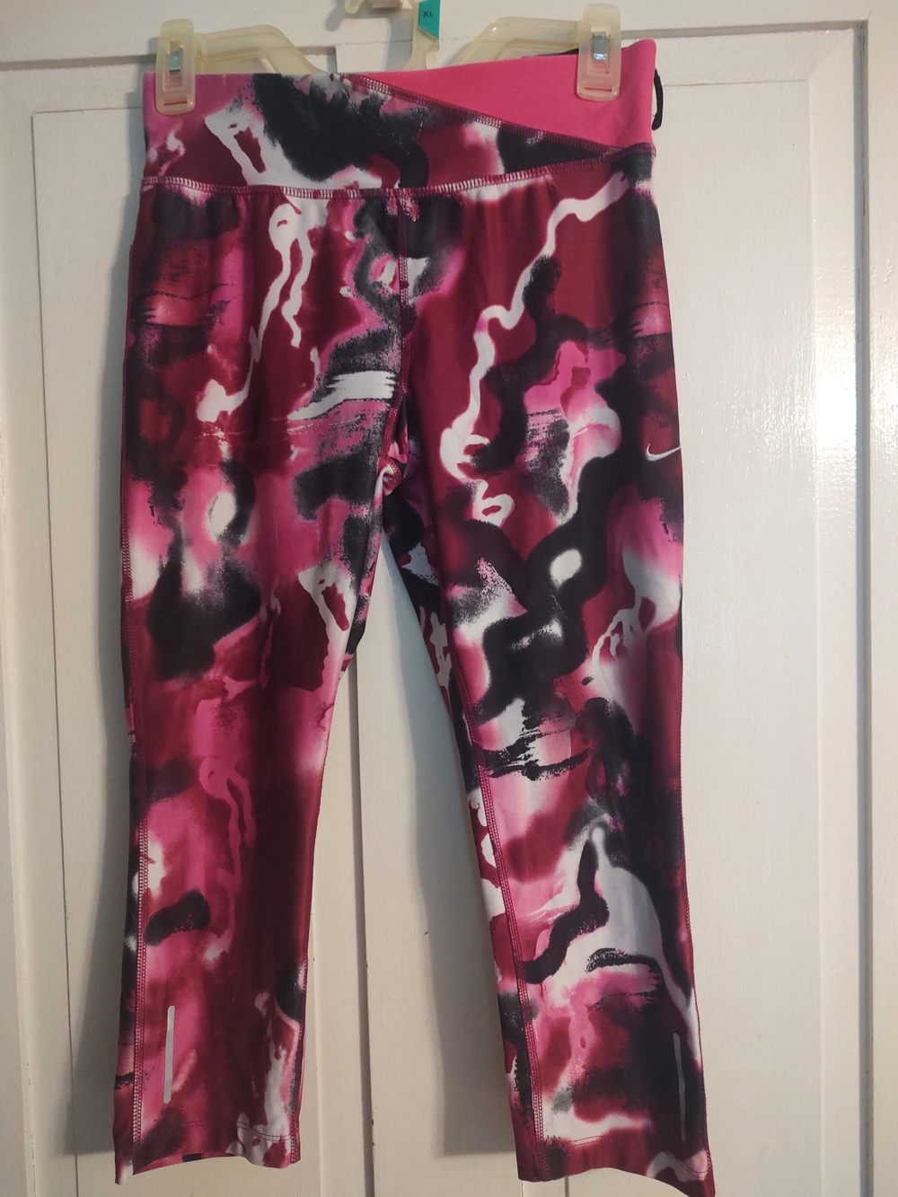 Nike Twisty Printed Crop Small Pink Gray Capri Pants Legging Running Tight Fit